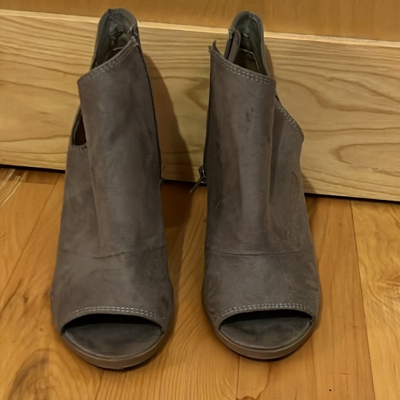 Women’s Suede Taupe Brown Boot Booties Ankle Size 6 - Picture 2 of 6